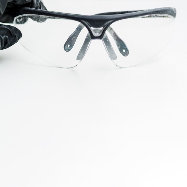 Lunettes de protection sur fond blanc