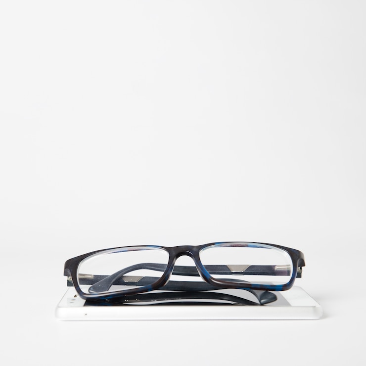 Photo gratuit lunettes sur smartphone blanc