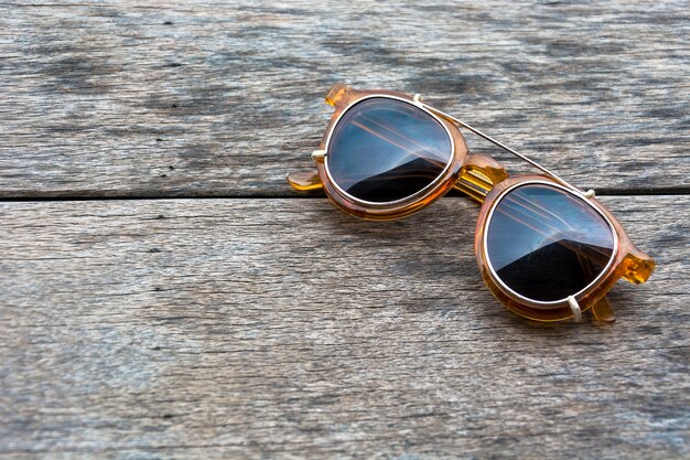 Lunettes de soleil sur bois