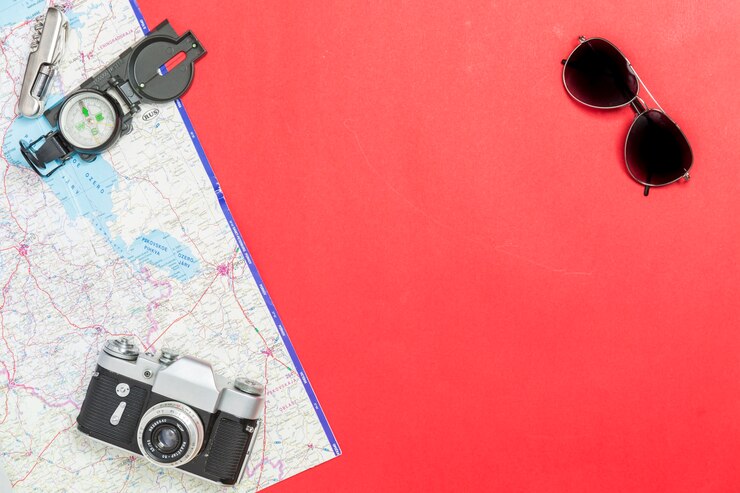 Photo gratuit lunettes de soleil près de la boussole et la carte n de la carte