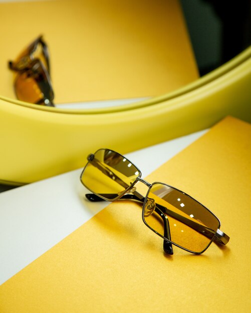 Lunettes de soleil sur la table