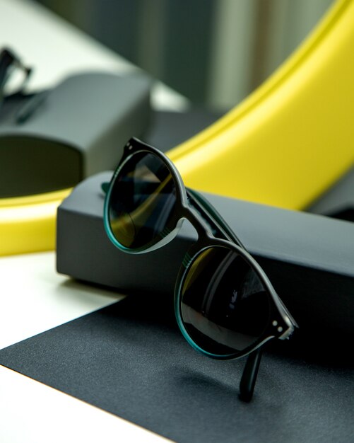 Lunettes de soleil sur la table