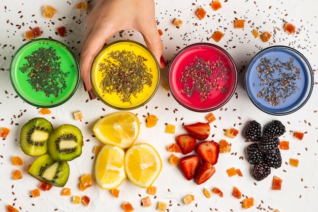 Lunettes de vue de dessus avec des smoothies colorés