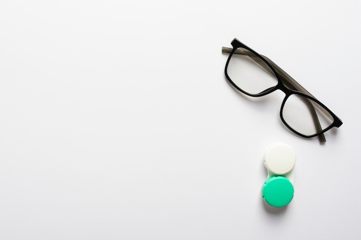 Photo gratuit lunettes de vue avec étui
