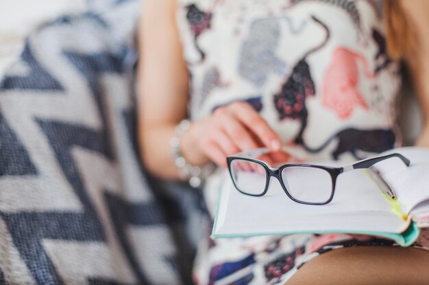 Lunettes de vue sur le journal