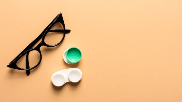 Photo gratuite lunettes de vue en plastique avec étui à lentilles