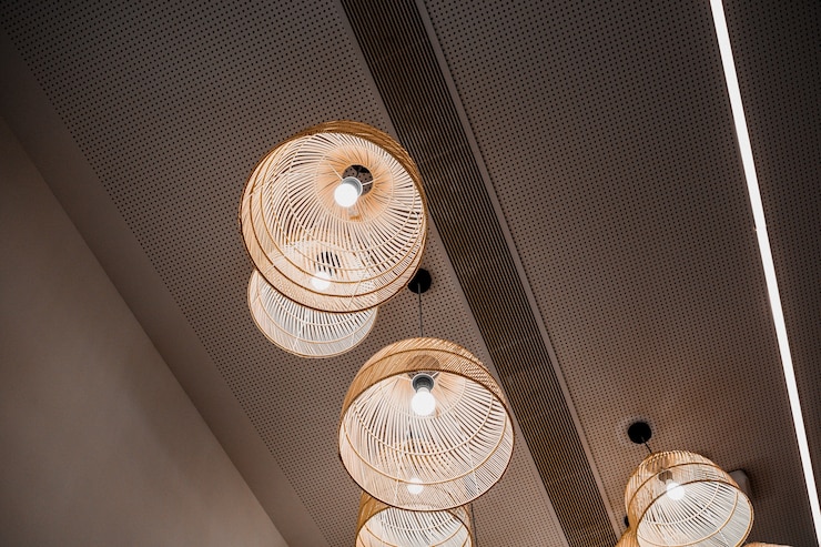 Des lustres ronds suspendus au plafond