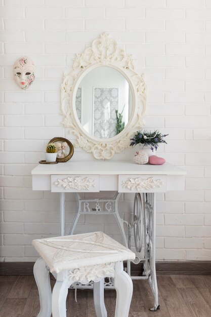 Luxueuse table de toilette blanche