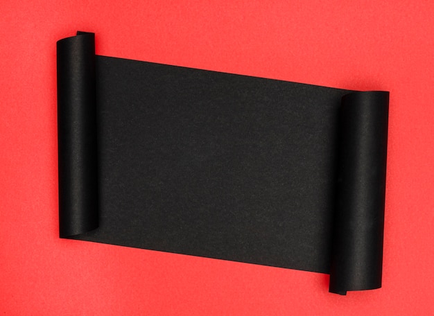 Luxueux morceau de papier noir sur fond rouge