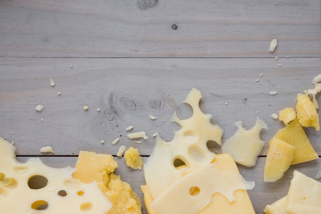 Photo gratuite maasdam et cheddar sur un bureau en bois