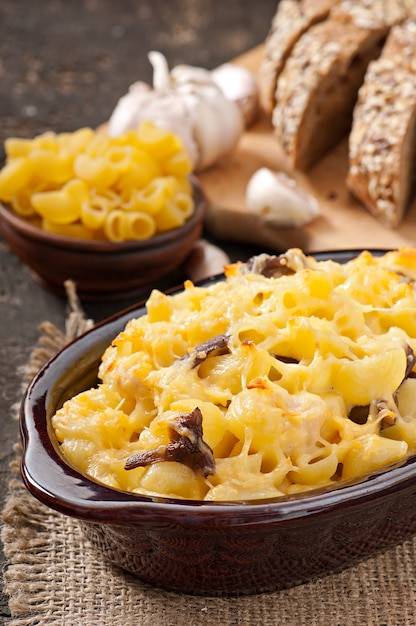 Macaroni au fromage, poulet et champignons cuits au four