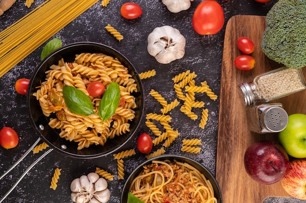 Macaroni sautés aux tomates et basilic sur la poêle