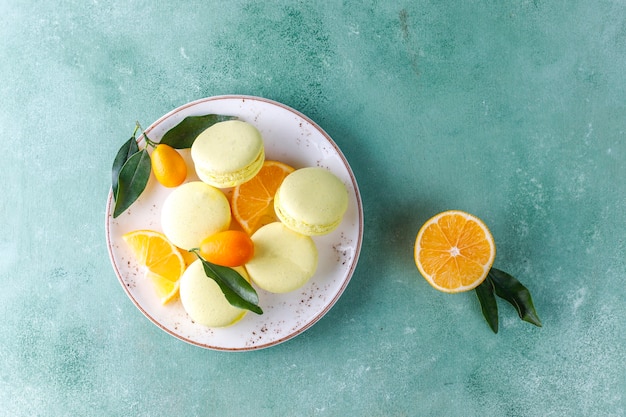 Photo gratuite macarons au citron avec fruits frais.