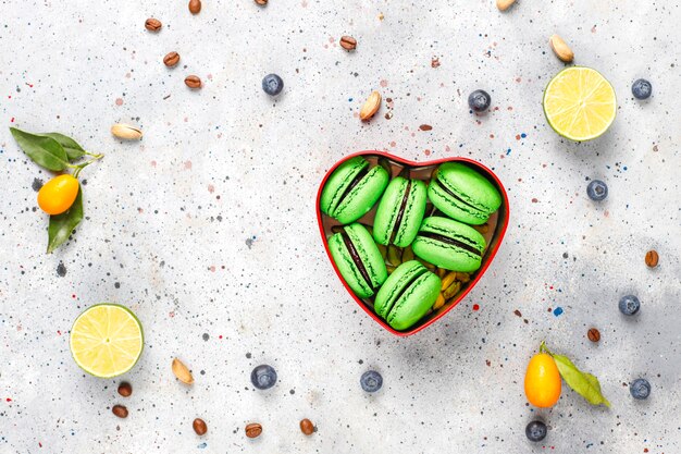 Macarons au citron vert aux fruits frais.