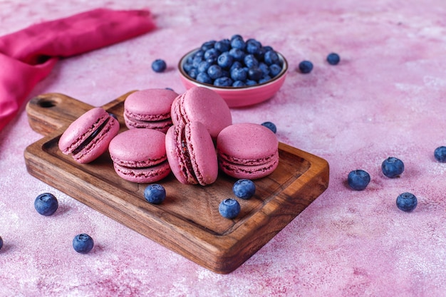 Photo gratuite macarons aux myrtilles.