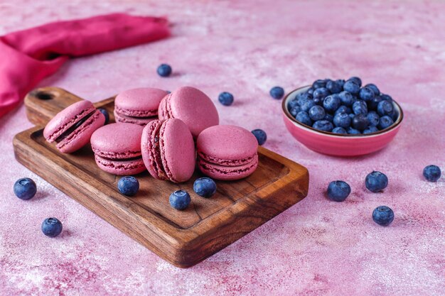 Macarons aux myrtilles.