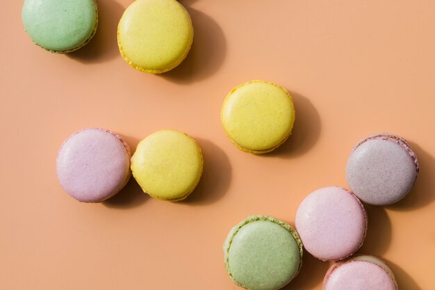 Macarons colorés sur fond coloré