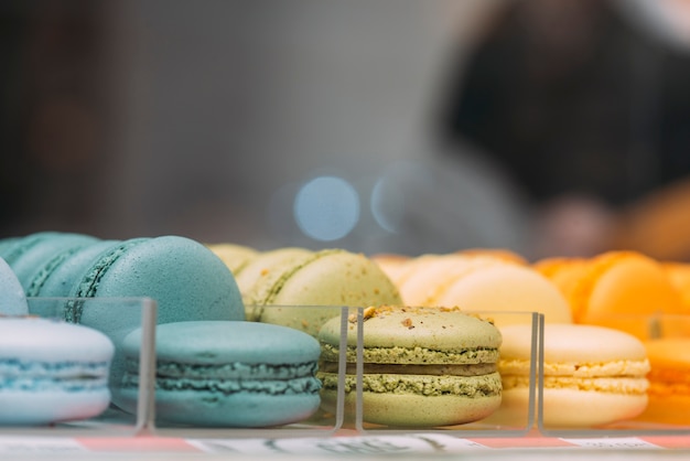 Macarons colorés sur fond flou