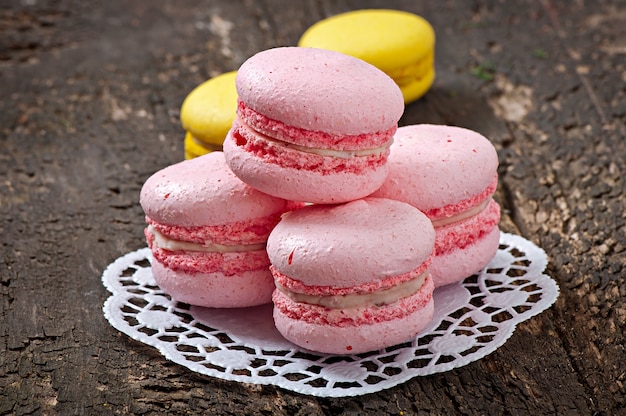 Macarons colorés français sur un fond en bois