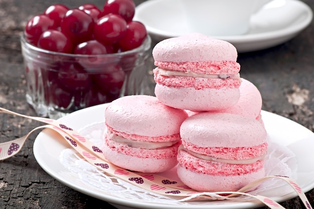 Macarons colorés français sur un fond en bois