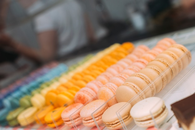 Macarons colorés de gros plan