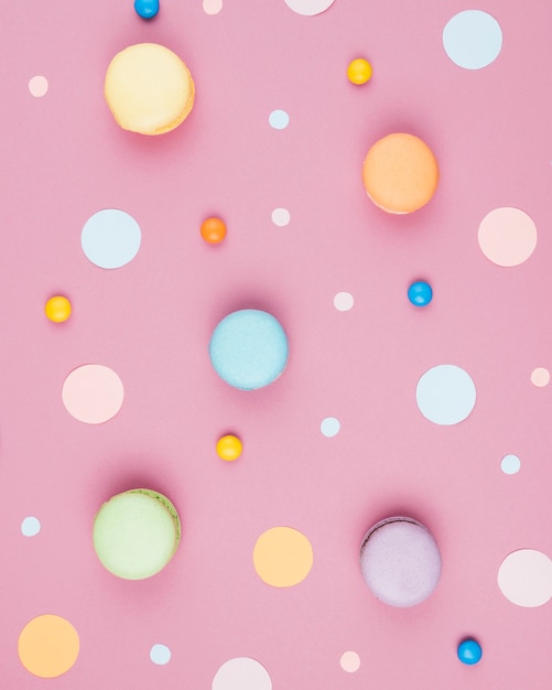 Macarons colorés verticaux avec un mélange de confettis