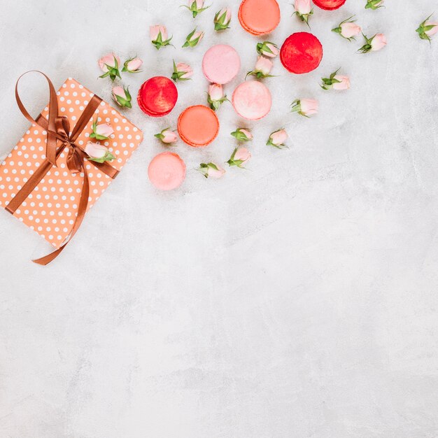 Macarons et fleurs près du présent