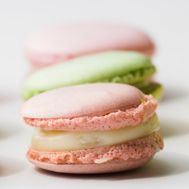 Macarons sur fond blanc