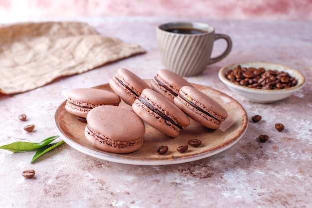 Macarons français aux grains de café.