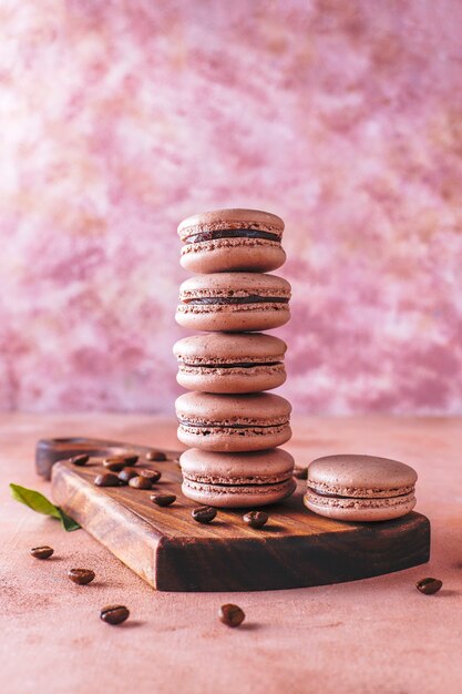 Macarons français aux grains de café.