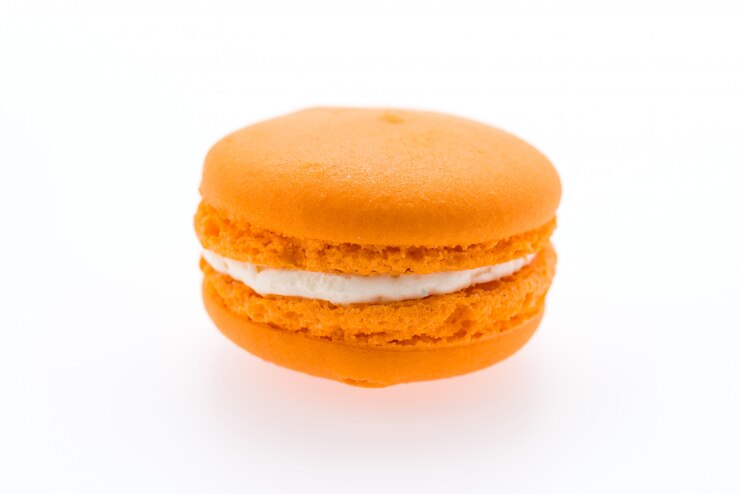Photo gratuit macarons isolés sur blanc