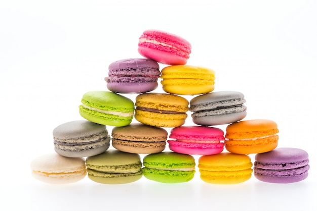 Macarons isolés sur blanc