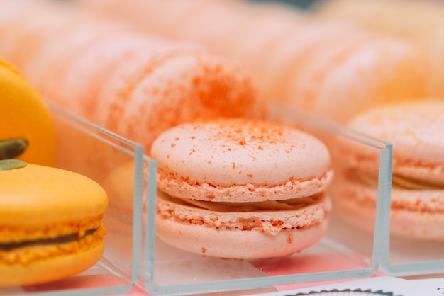 Macarons de pêche gros plan