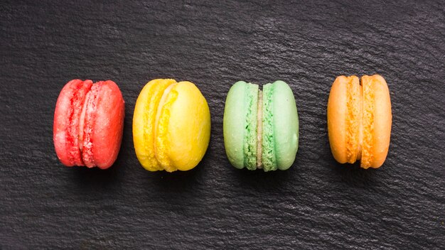 Macarons à plat sur table