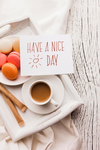 Macarons pour le petit déjeuner et une tasse de café