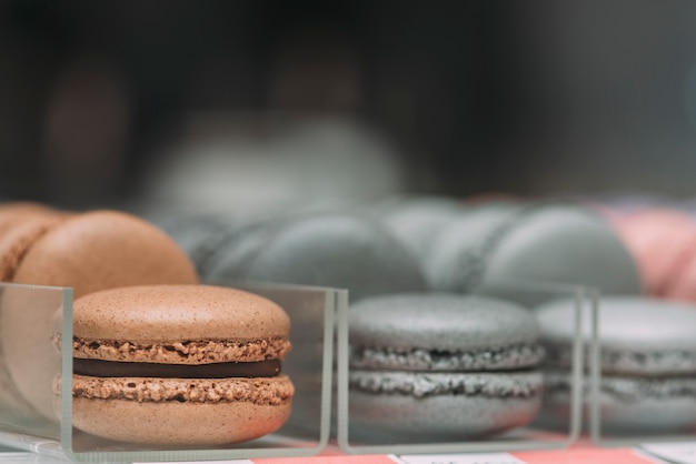 Photo gratuite macarons savoureux sur vitrine