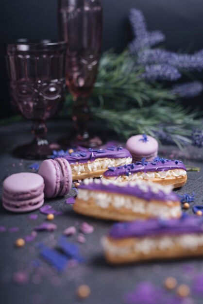 Macarons violets tombant du verre décoratif sur un fond texturé foncé