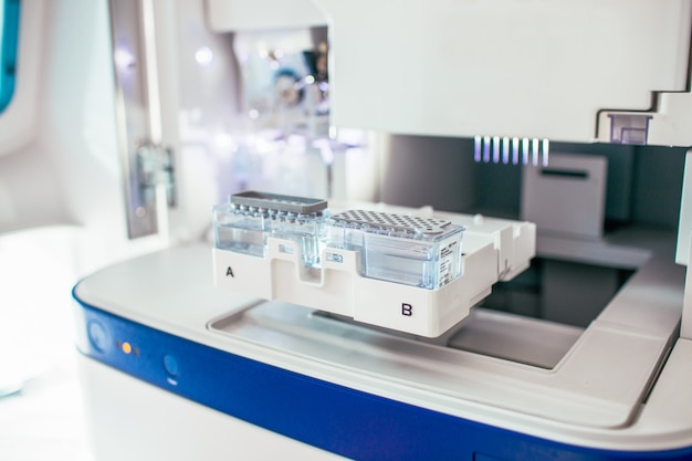 Machine d'analyseur génétique avec des échantillons de matériel génétique sanguin dans un laboratoire bio technologique. test adn.
