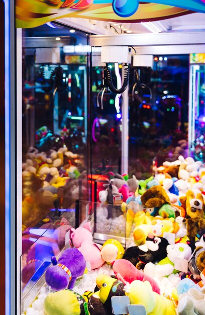 Machine d'arcade de grappling avec des jouets en peluche