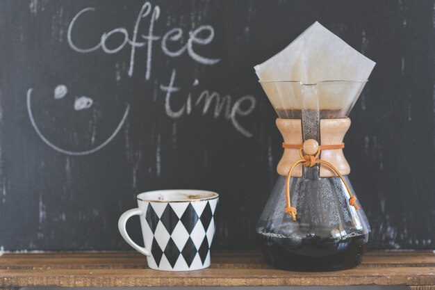 Machine à café et une tasse