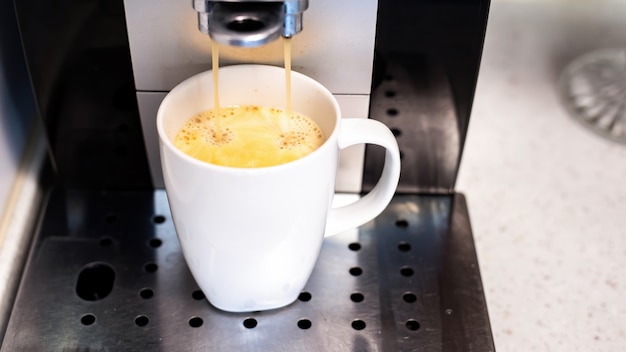 Machine à café verser du café avec dans une tasse