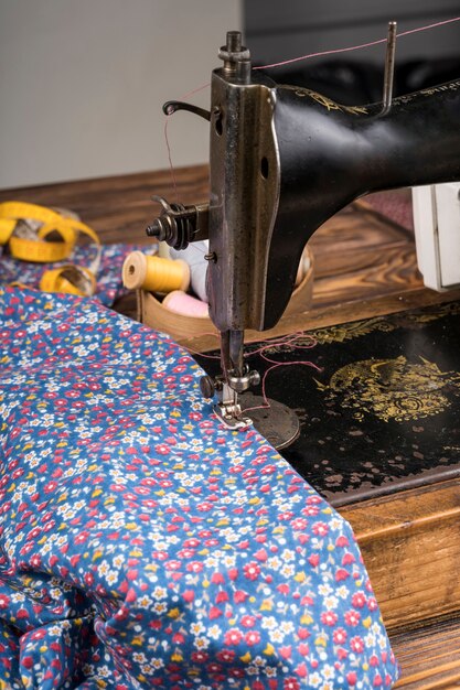 Machine à coudre avec tissu à motifs de fleurs