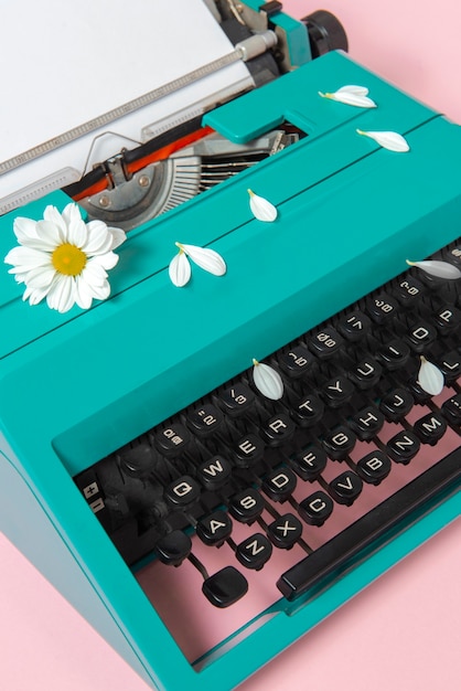 Machine à écrire rétro aux couleurs vives avec clavier et boutons