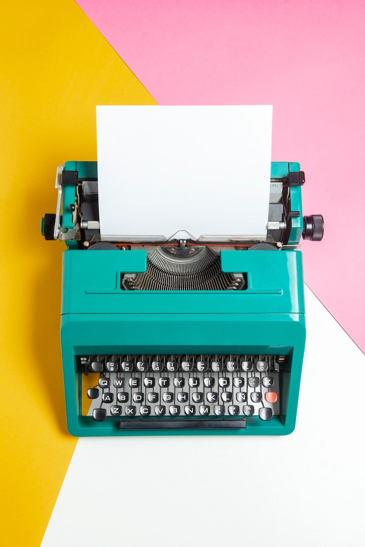 Photo gratuit une machine à écrire rétro aux couleurs vives avec un clavier et des boutons