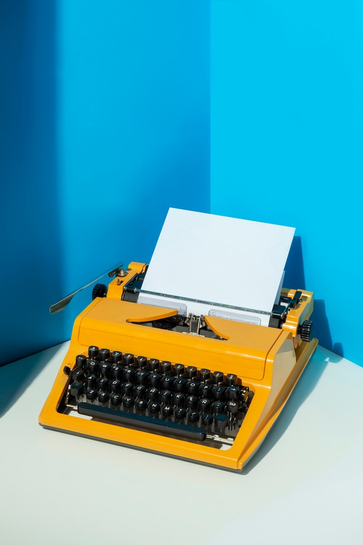 Photo gratuit une machine à écrire rétro aux couleurs vives avec un clavier et des boutons