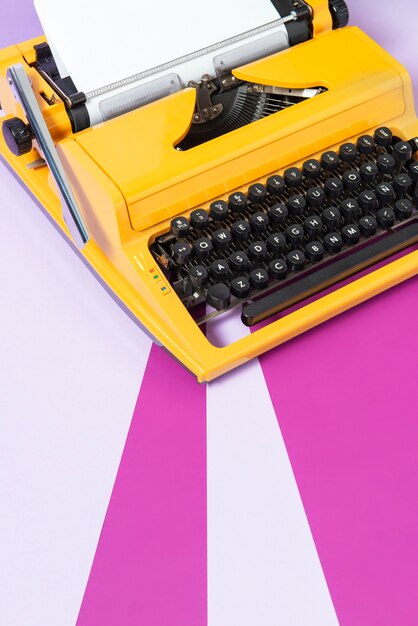 Machine à écrire rétro aux couleurs vives avec clavier et boutons