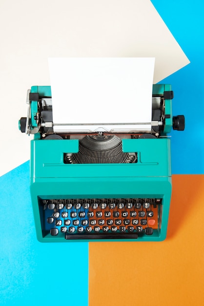 Machine à écrire rétro aux couleurs vives avec clavier et boutons