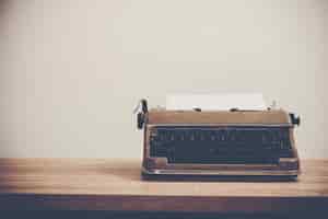 Photo gratuite machine à écrire vintage sur table en bois.