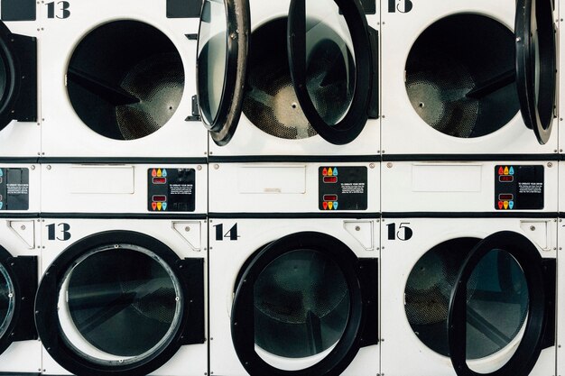 Machines à laver dans une laverie