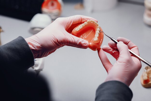 Mâchoire artificielle chez le dentiste